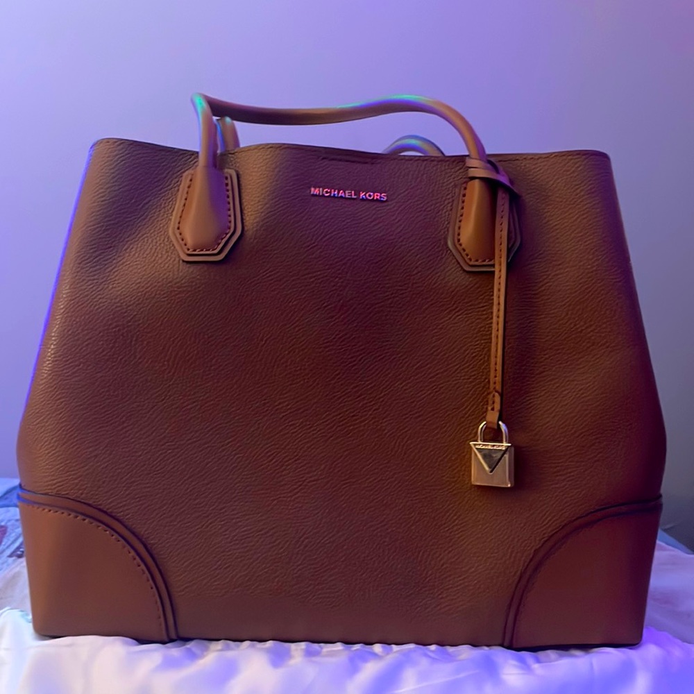 Large Michael Kors purse 👜 cognac